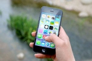 apple-apps-hand-3510-825x550